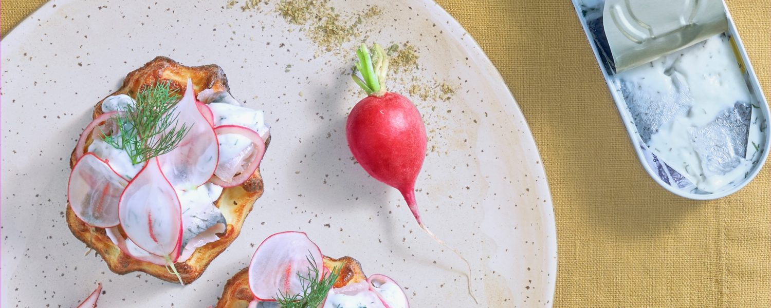 Lysell Gabelröllchen mit Kartoffelwaffel, Schmand, Radieschen und Dill