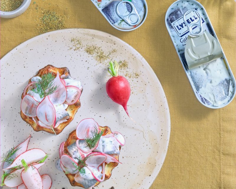 Lysell Gabelröllchen mit Kartoffelwaffel, Schmand, Radieschen und Dill