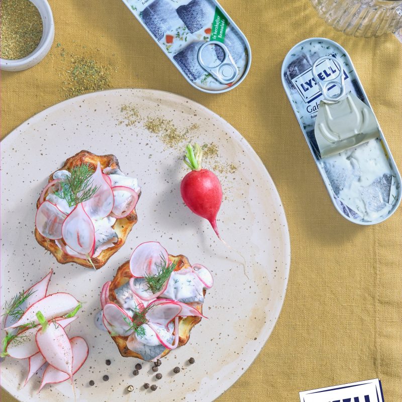 Lysell Gabelröllchen mit Kartoffelwaffel, Schmand, Radieschen und Dill